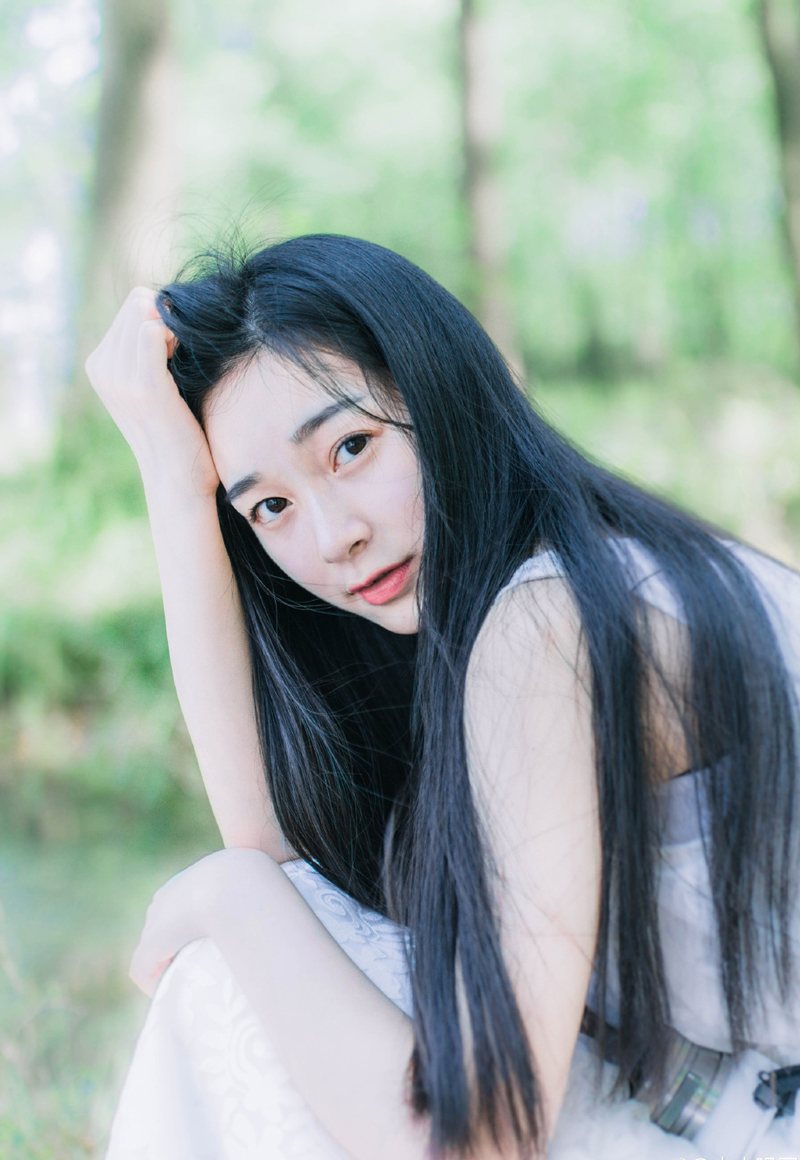 “主公……”黄权站出来一步，面色有些复杂的摇了摇头。